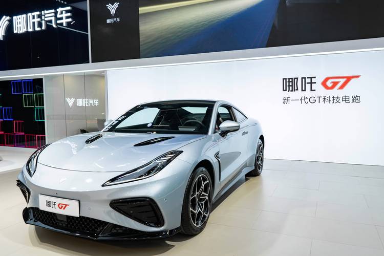 惠州110哪吒汽车在智能汽车领域的表现，领途汽车在新能源汽车市场中的影响力